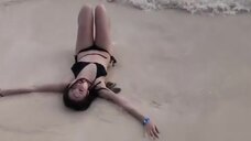 3. Анастасия Чистякова в купальнике на пляже 