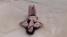 4. Анастасия Чистякова в купальнике на пляже 