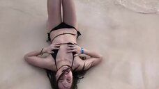 5. Анастасия Чистякова в купальнике на пляже 