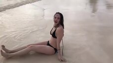 8. Анастасия Чистякова в купальнике на пляже 