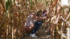 Соня Морган писяет в кукурузе