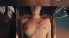Тело голой женщины в морге