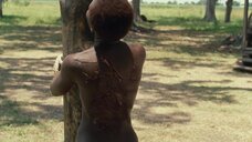 2. Обнаженную Лупиту Нионго жестко хлестают по спине – 12 лет рабства