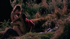 9. Секс сцена с Эмили Ллойд на природе – Битва за новый мир
