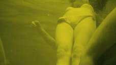 6. Девушки топлес в бассейне – Чудо-женщины
