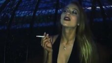 5. Сексуальная Ольга Веникова курит сигарету 