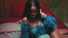 8. Рианна без лифчика в клипе Wild thoughts 