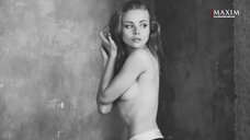 10. Анастасия Акатова в ню фотосессии для Maxim 