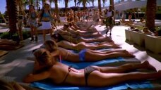 4. Девушки в купальниках возле бассейна – Лас Вегас
