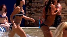 6. Девушки в бикини у бассейна – Лас Вегас