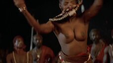 Танец женщины топлес из племени