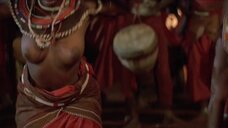 5. Танец женщины топлес из племени – Шина – королева джунглей