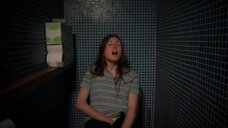 Кейт Лин Шейл мастурбирует в туалете