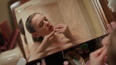 3. Shira Haas в ванной – Неортодоксальная