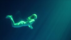 1. Эль Фаннинг в монокини плавает под водой – Все радостные места