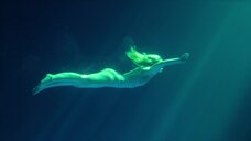 Эль Фаннинг в монокини плавает под водой
