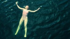 5. Эль Фаннинг в монокини плавает под водой – Все радостные места