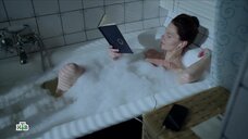1. Елизавета Боярская в ванне читает книгу – Ворона