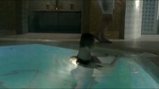 8. Девушка плавает голой в бассейне – Пьяная фирма