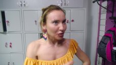 3. Юлия Александрова в раздевалке – Красотка в ударе