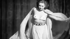 2. Мари Дюран показала голую грудь на сцене – Голливудский бурлеск