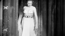 3. Мари Дюран показала голую грудь на сцене – Голливудский бурлеск