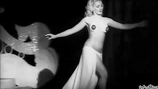 5. Хиллари Доун показала голую грудь на сцене – Голливудский бурлеск