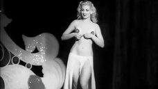 7. Хиллари Доун показала голую грудь на сцене – Голливудский бурлеск