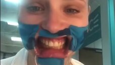 3. Софья Лебедева показывает свое декольте в стоматологическом кабинете 