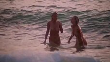 10. Дона Спейр и Хоуп Мари Карлтон купаются голыми – Дикий пляж (США)