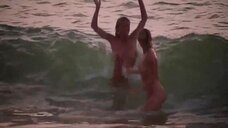 12. Дона Спейр и Хоуп Мари Карлтон купаются голыми – Дикий пляж (США)