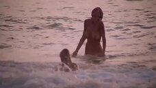 13. Дона Спейр и Хоуп Мари Карлтон купаются голыми – Дикий пляж (США)