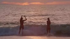 14. Дона Спейр и Хоуп Мари Карлтон купаются голыми – Дикий пляж (США)