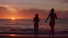 15. Дона Спейр и Хоуп Мари Карлтон купаются голыми – Дикий пляж (США)