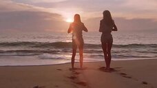 2. Дона Спейр и Хоуп Мари Карлтон купаются голыми – Дикий пляж (США)