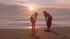 5. Дона Спейр и Хоуп Мари Карлтон купаются голыми – Дикий пляж (США)