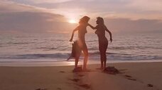 6. Дона Спейр и Хоуп Мари Карлтон купаются голыми – Дикий пляж (США)