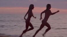 7. Дона Спейр и Хоуп Мари Карлтон купаются голыми – Дикий пляж (США)