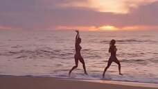 8. Дона Спейр и Хоуп Мари Карлтон купаются голыми – Дикий пляж (США)