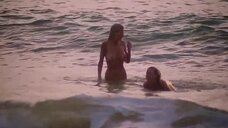9. Дона Спейр и Хоуп Мари Карлтон купаются голыми – Дикий пляж (США)