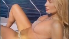 4. Наталья Рудова в купальнике на яхте 