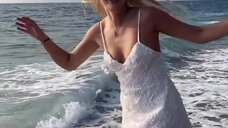 2. Сексуальная Наталья Рудова на пляже 
