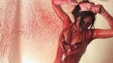 14. Кровавая сцена с Кристой Кэмпбелл и Аланой Керри – 2001 маньяк 2: Территория криков