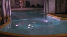 3. Обнаженная Фелисити Ватерман в бассейне – Подводная Одиссея