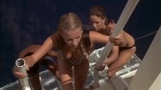 Жаклин Смит и Шерил Лэдд в купальниках на яхте