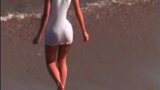 1. Мокрая обнаженная Эмбер Смит на пляже – Дневники «Красной туфельки»