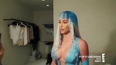 1. Ким Кардашьян в откровенном голубом платье – Семейство Кардашьян