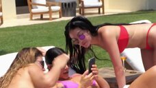 8. Ким Кардашьян и Кортни Кардашьян в купальниках – Семейство Кардашьян