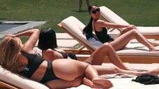 Ким Кардашьян, Кортни Кардашьян и Ларса Пиппен в купальниках