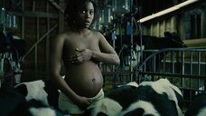5. Беременная Клэр-Хоуп Эшити оголила грудь – Дитя человеческое (2006)